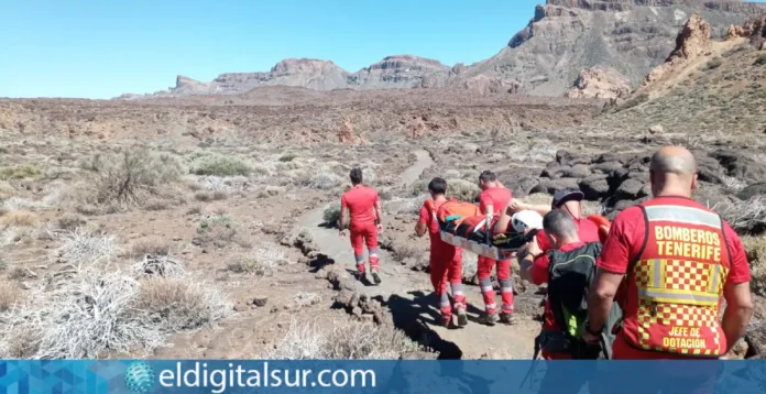 Bomberos de Tenerife durante el rescate de una senderista herida en el Teide