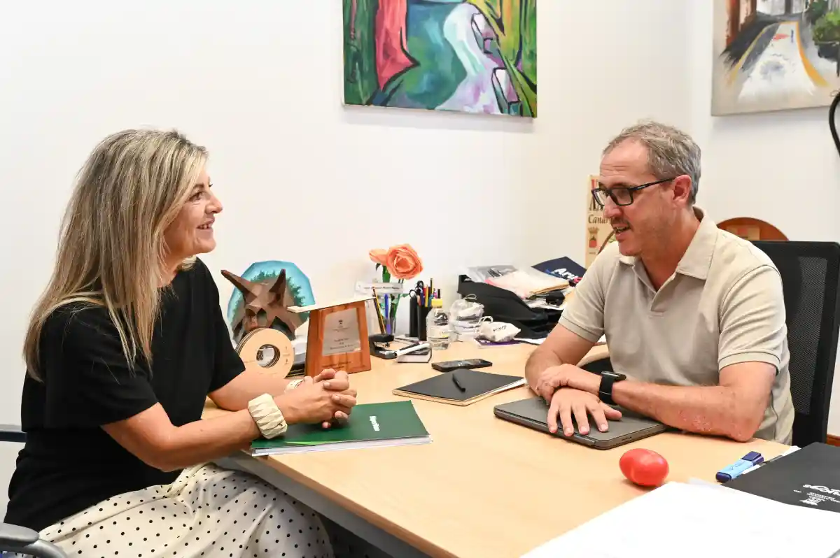 Margarita Cejas y Oliver Armas, durante la reunión celebrada en Arucas para coordinar nuevas acciones de impulso al empleo y la actividad comercial del municipio / EDS