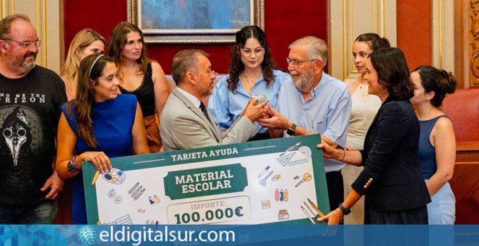 Santa Cruz entrega 2.000 tarjetas a familias vulnerables para adquirir material escolar