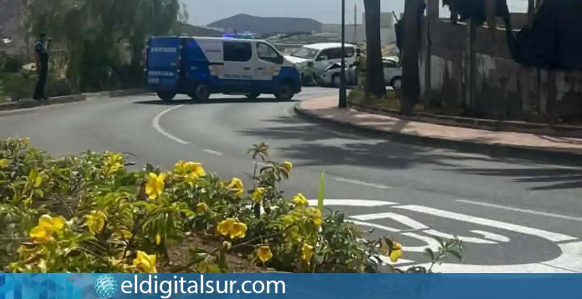 Nuevo accidente entre dos vehículos registrado este lunes en la calle Tinguafaya, en Chayofa (Arona)