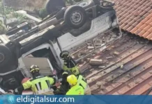Los bomberos trabajan en el rescate del conductor atrapado en el vehículo tras precipitarse sobre la azotea de una vivienda en Santa Úrsula.