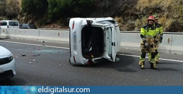 Efectivos del Consorcio de Bomberos de Tenerife intervienen en el accidente registrado en la TF-5, en La Matanza de Acentejo