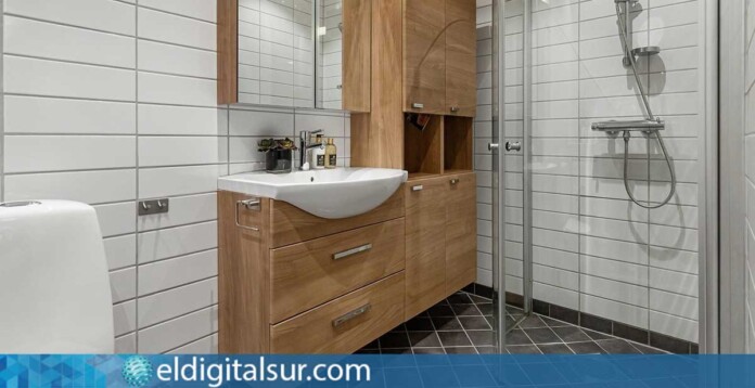 Mampara de ducha instalada en un baño reformado