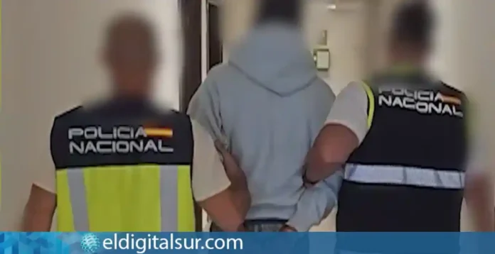 Agentes de la Policía Nacional trasladan al detenido tras su arresto