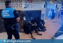 Los cuatro jóvenes fueron detenidos por la Policía Local de Arona tras ser localizados en el interior de la vivienda durante el operativo desplegado en Costa del Silencio
