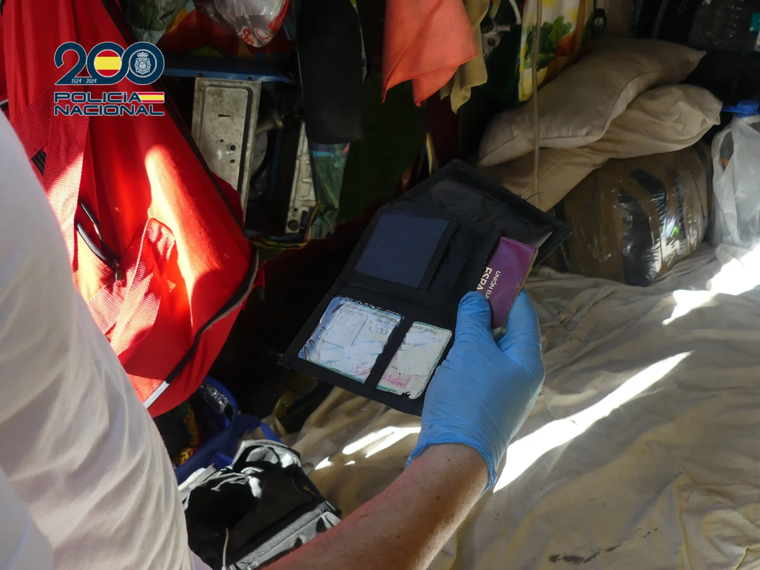 Agentes de la Policía Nacional durante las actuaciones desarrolladas en el marco de la investigación en Santa Cruz de Tenerife