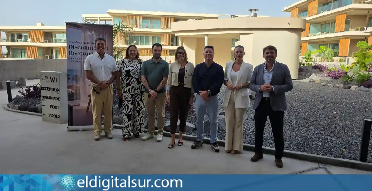 Representantes institucionales, empresariales y de Kora Living durante el encuentro celebrado en las instalaciones de Kora Tigot
