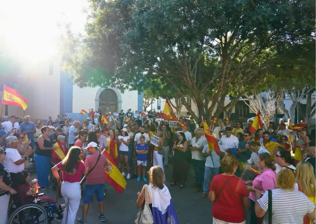 Vecinos y representantes municipales de Arona participaron en la concentración de apoyo a Ceuta