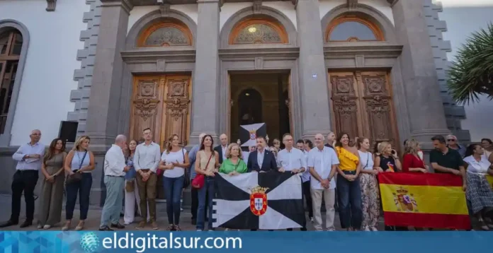 La concentración frente al Ayuntamiento de Santa Cruz de Tenerife