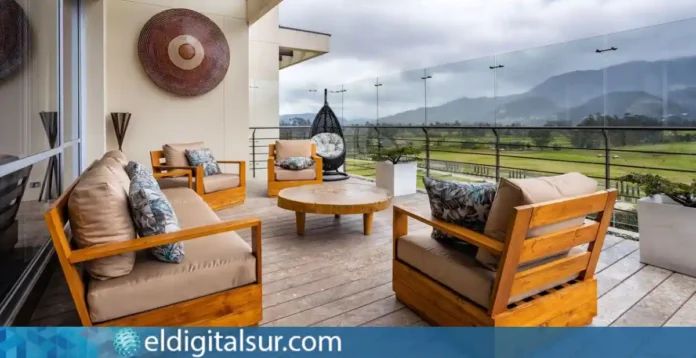 Espacio exterior estiloso con muebles de madera y un fondo montañoso
