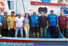 Melania Santos (VOX), concejal de Promoción Económica y Sector Primario de Arona con pescadores de la Cofradía Nuestra Señora de Las Mercedes en el muelle de Los Cristianos