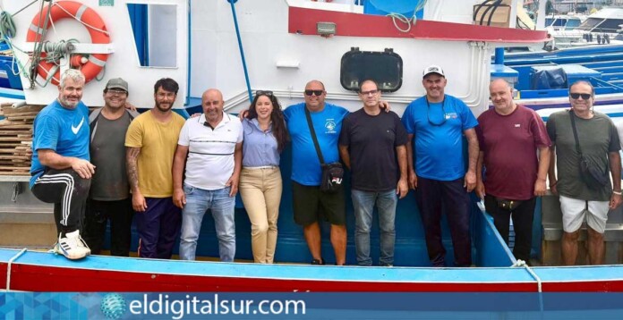 Melania Santos (VOX), concejal de Promoción Económica y Sector Primario de Arona con pescadores de la Cofradía Nuestra Señora de Las Mercedes en el muelle de Los Cristianos