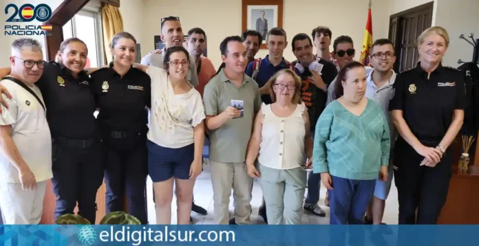 La Policía Nacional durante la visita celebrada en sus instalaciones de Puerto de la Cruz