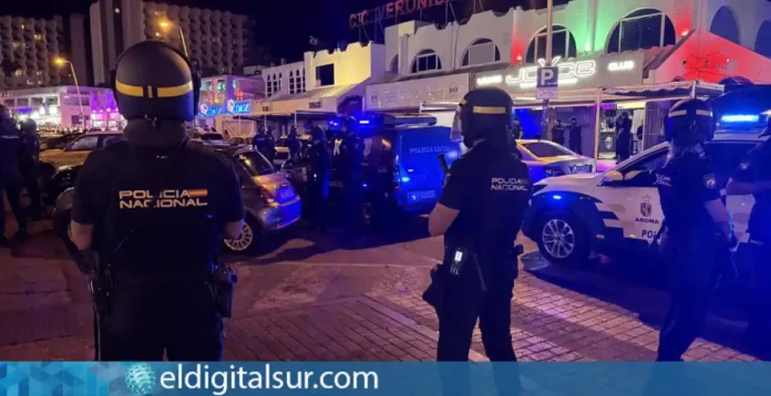 Dispositivo especial de la Policía Nacional en la zona turística de Arona.