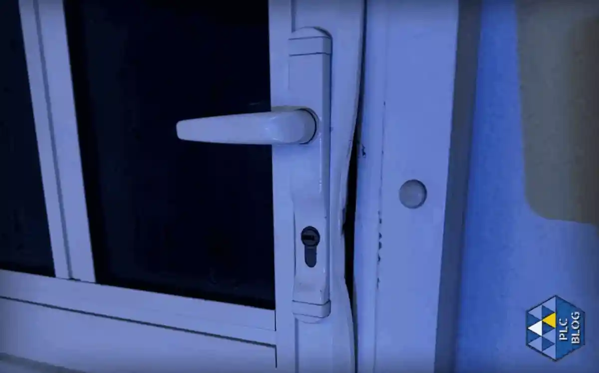 La puerta de acceso a la vivienda presentaba marcas de haber sido forzada cuando los agentes accedieron al inmueble