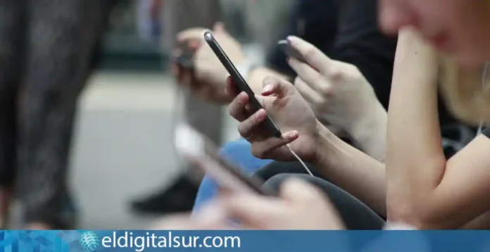 Jóvenes consultando sus teléfonos móviles