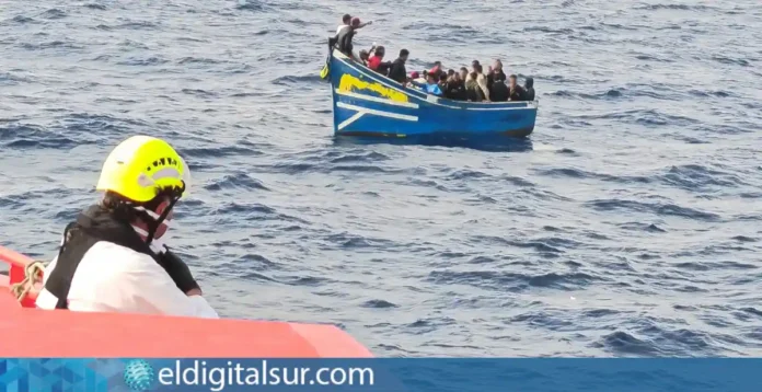 Una embarcación con inmigrantes es asistida tras ser localizada en aguas cercanas a Canarias / Foto: Salvamento Marítimo