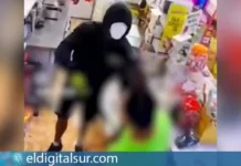 Momento del robo captado por las cámaras de seguridad del establecimiento en Puerto Santiago.