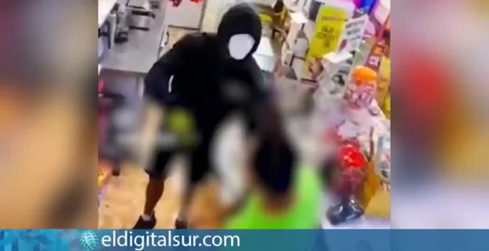 Momento del robo captado por las cámaras de seguridad del establecimiento en Puerto Santiago.