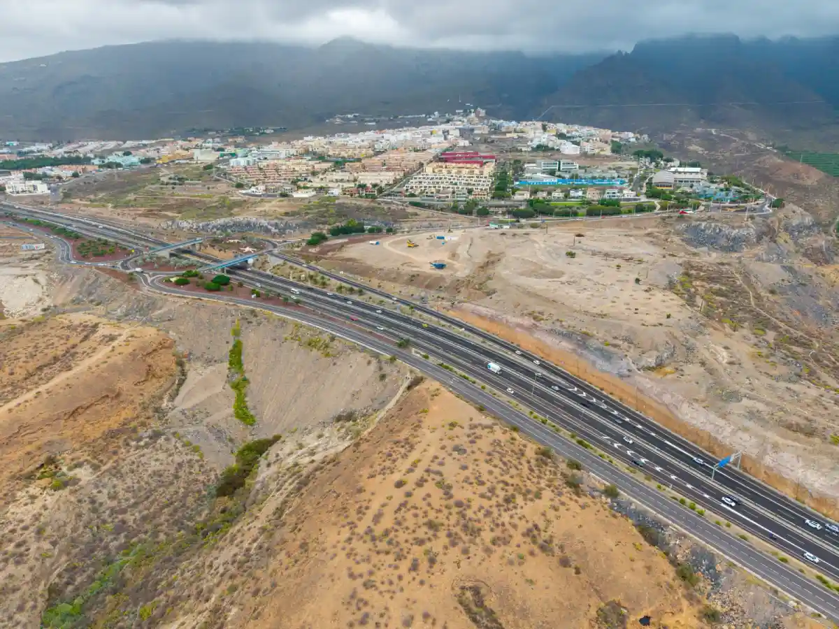 Imagen aérea del acceso a Adeje desde la TF-1