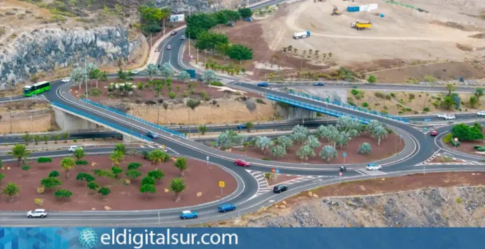 Panorámica aérea de Adeje y sus principales vías de acceso