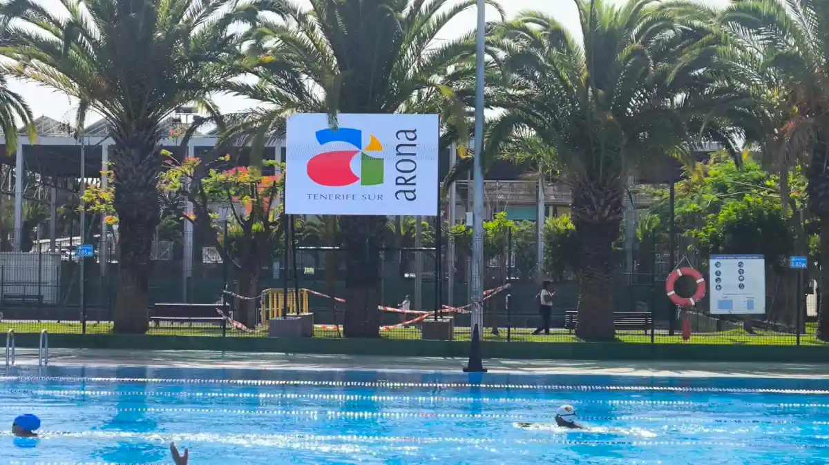 El videomarcador muestra el logo del Ayuntamiento de Arona en una de las instalaciones deportivas municipales