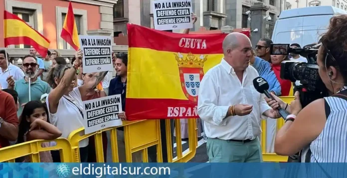 Alejandro Gómez, portavoz de VOX en Santa Cruz de Tenerife, durante su intervención sobre la situación de Ceuta