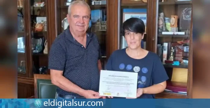 El alcalde de San Miguel de Abona, Arturo González, y la concejala de Servicios Sociales, Nuria Marrero, con el Reconocimiento a la Promoción de la Parentalidad Positiva