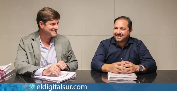 El alcalde de Santiago del Teide, Emilio Navarro, junto al gerente de Santiago del Teide Gestión, Yeremi Curbelo