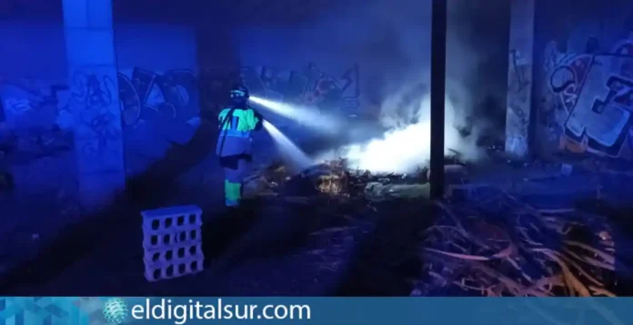 Fuego de rastrojos en Santiago del Teide 011026 Fuego de restos de maderas y maleza bajo la plaza de la avenida marítima de Puerto Santiago (Santiago del Teide), esta madrugada sobre las 5:00 horas. — CORTESÍA BOMBEROS DE TENERIFE