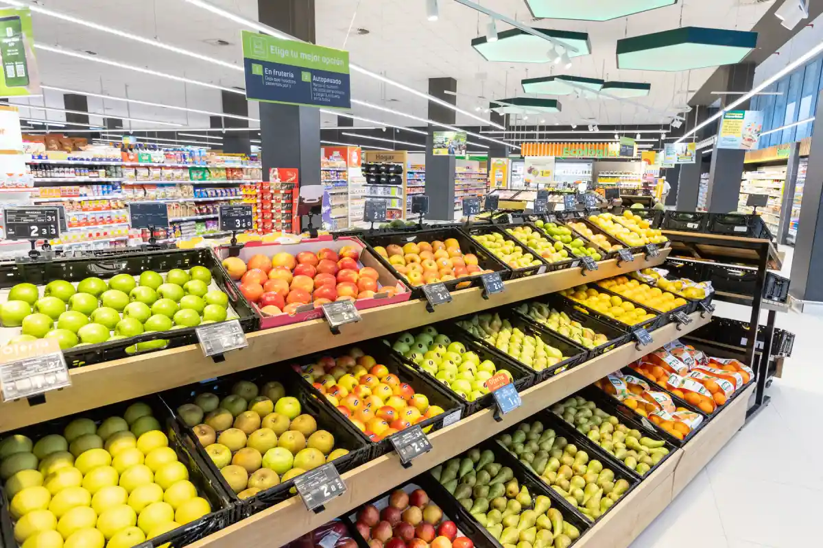 La nueva tienda HiperDino Icod cuenta con una sala de ventas de más de 2.500 metros cuadrados y secciones de productos frescos, panadería, carnicería, charcutería y pescadería