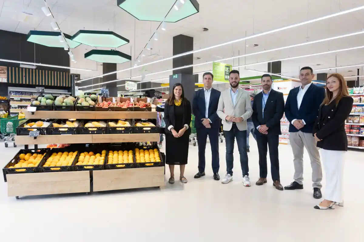 Representantes de HiperDino y autoridades municipales asistieron a la apertura de la nueva tienda en Icod de los Vinos