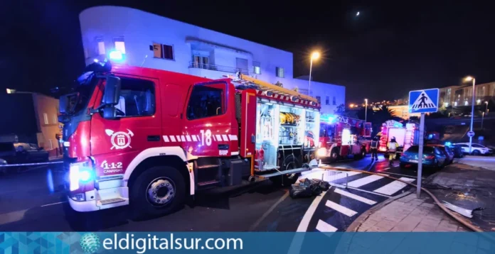 Bomberos de Tenerife intervienen en un incendio en Los Andenes, La Laguna