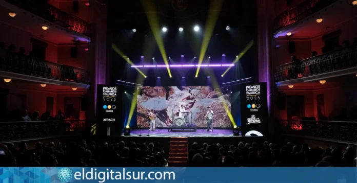 Actuación de la cantante Xerax durante la gala celebrada en el Teatro Leal