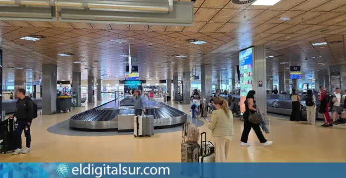 Interior de la terminal del Aeropuerto de Tenerife Sur