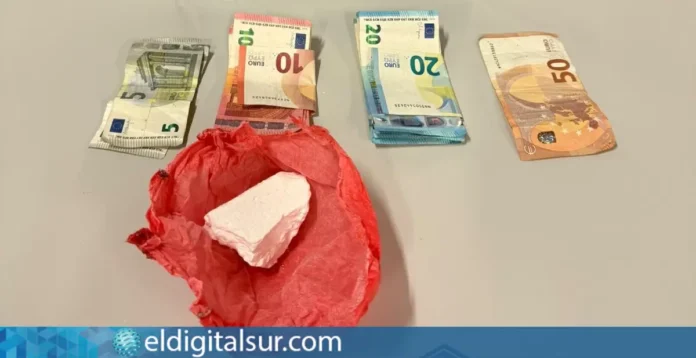 Bolsa con los 71 gramos de cocaína localizados bajo el asiento del conductor en un vehículo en el barrio de Los Llanos