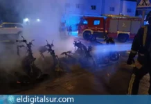 Motocicletas calcinadas tras el incendio registrado en la Avenida La Habana, en Los Cristianos