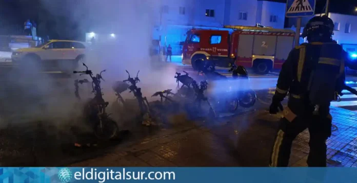 Motocicletas calcinadas tras el incendio registrado en la Avenida La Habana, en Los Cristianos