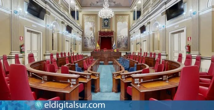 El salón de plenos del Parlamento de Canarias