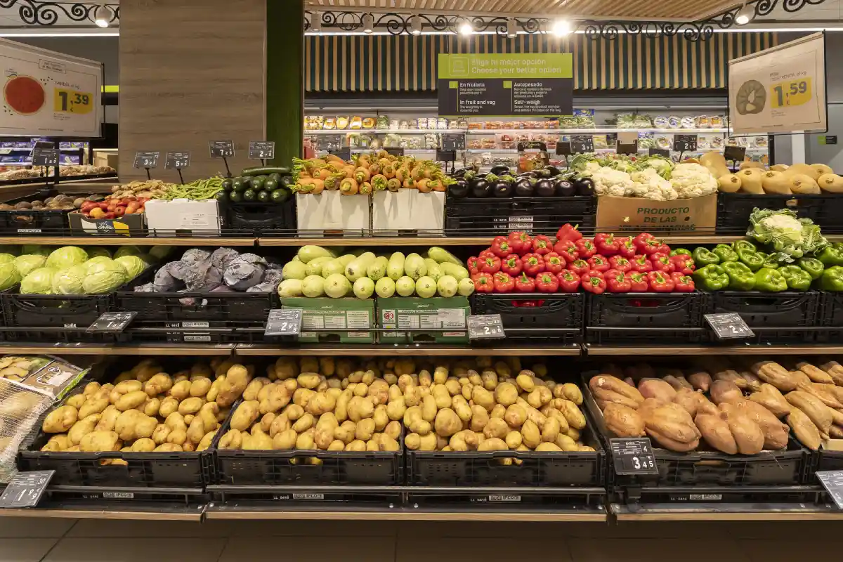 Frutas y verduras en la sección de productos frescos de los supermercados HiperDino