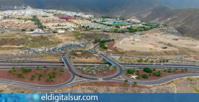 Imagen aérea del acceso a Adeje desde la TF-1 / EDS