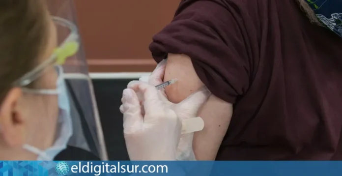 Una dosis de la vacuna contra la gripe durante la campaña de vacunación en Canarias