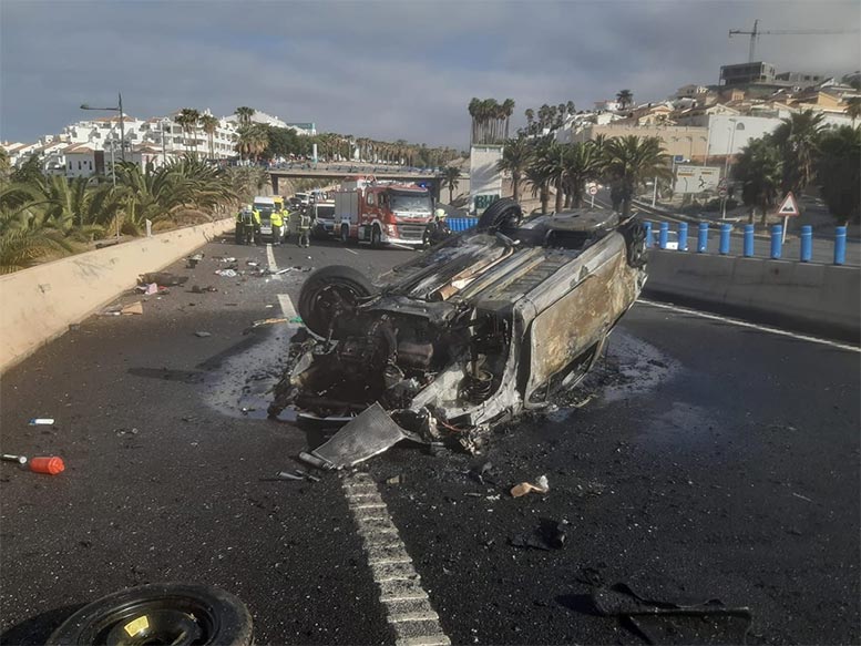 Vuelca un coche en la Autopista de Tenerife Sur y se incendia, la conductora se encuentra herida