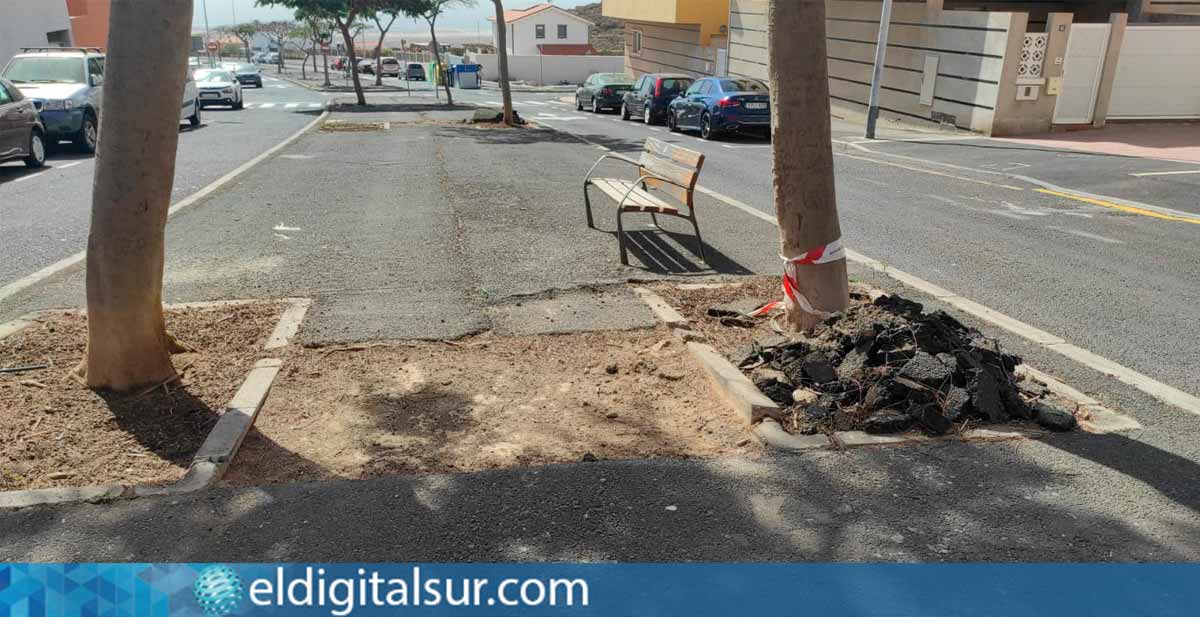 escombros en la calle Antonio Machado de Los Cardones