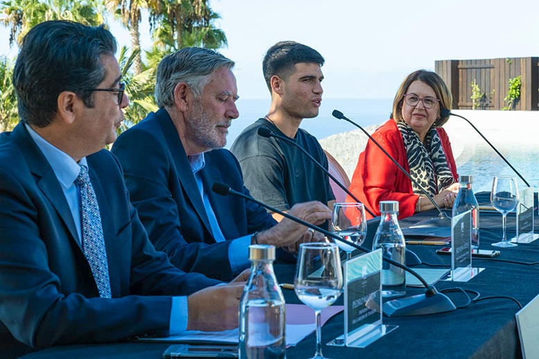 Carlos Alcaraz junto a políticos Tenerife