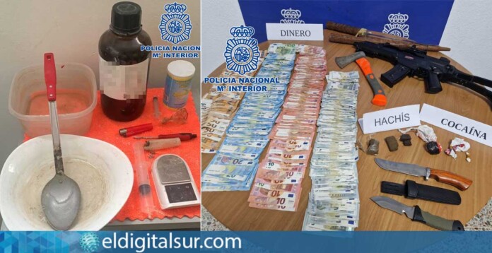 Los agentes de la Policía Nacional incautan cocaína, hachís, efectivo y armas durante el registro de la vivienda