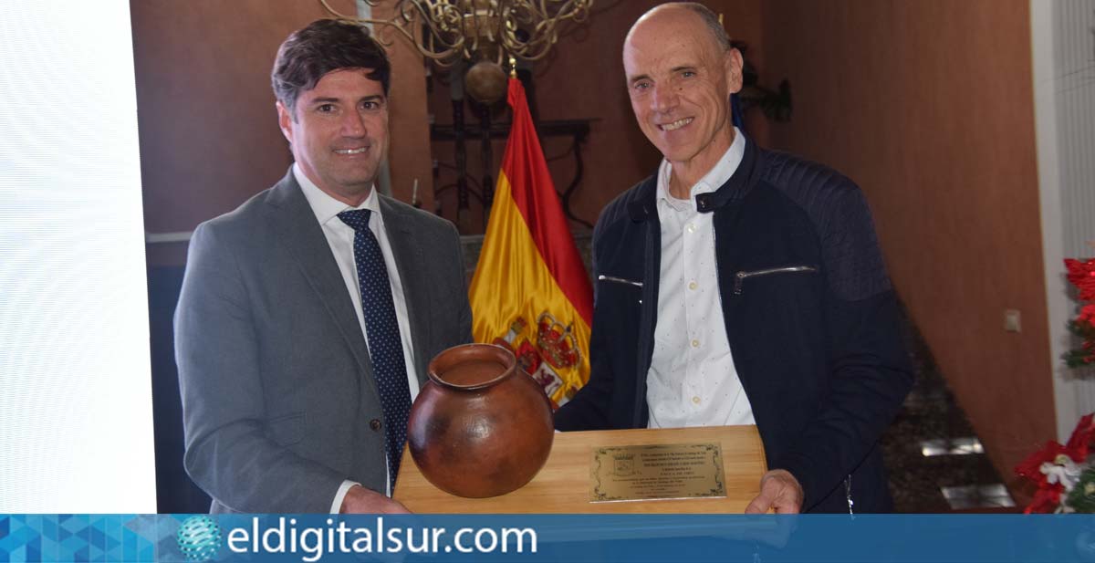 Emilio Navarro entregando la Talla de Oro a Serafín Pardo