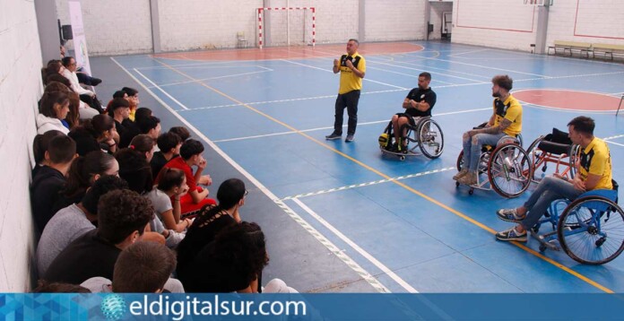 Fundación-CB-Canarias-y-ADEIN-041223 El entrenador Javier Martínez y los jugadores Jonay Ramallo, Biel Llopis y Alejandro Mendoza visitaron el IES El Tanque.