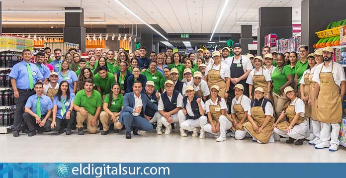 Equipo de la tienda HiperDino de Argana, en Lanzarote, en el momento de la inauguración