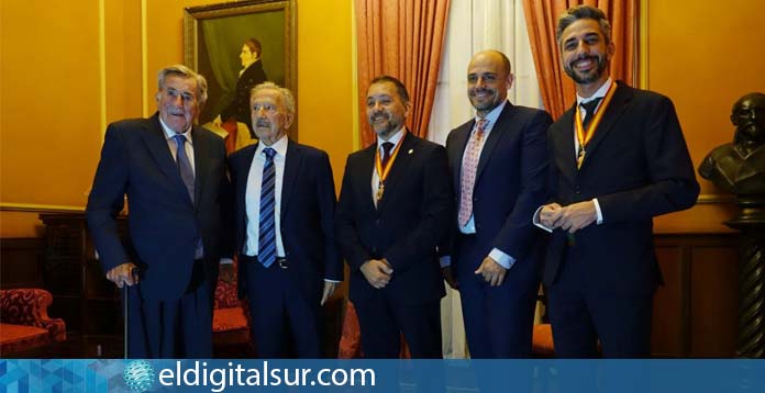 José Manuel Bermúdez junto a Juan Viñas Alonso en el acto de entrega del título